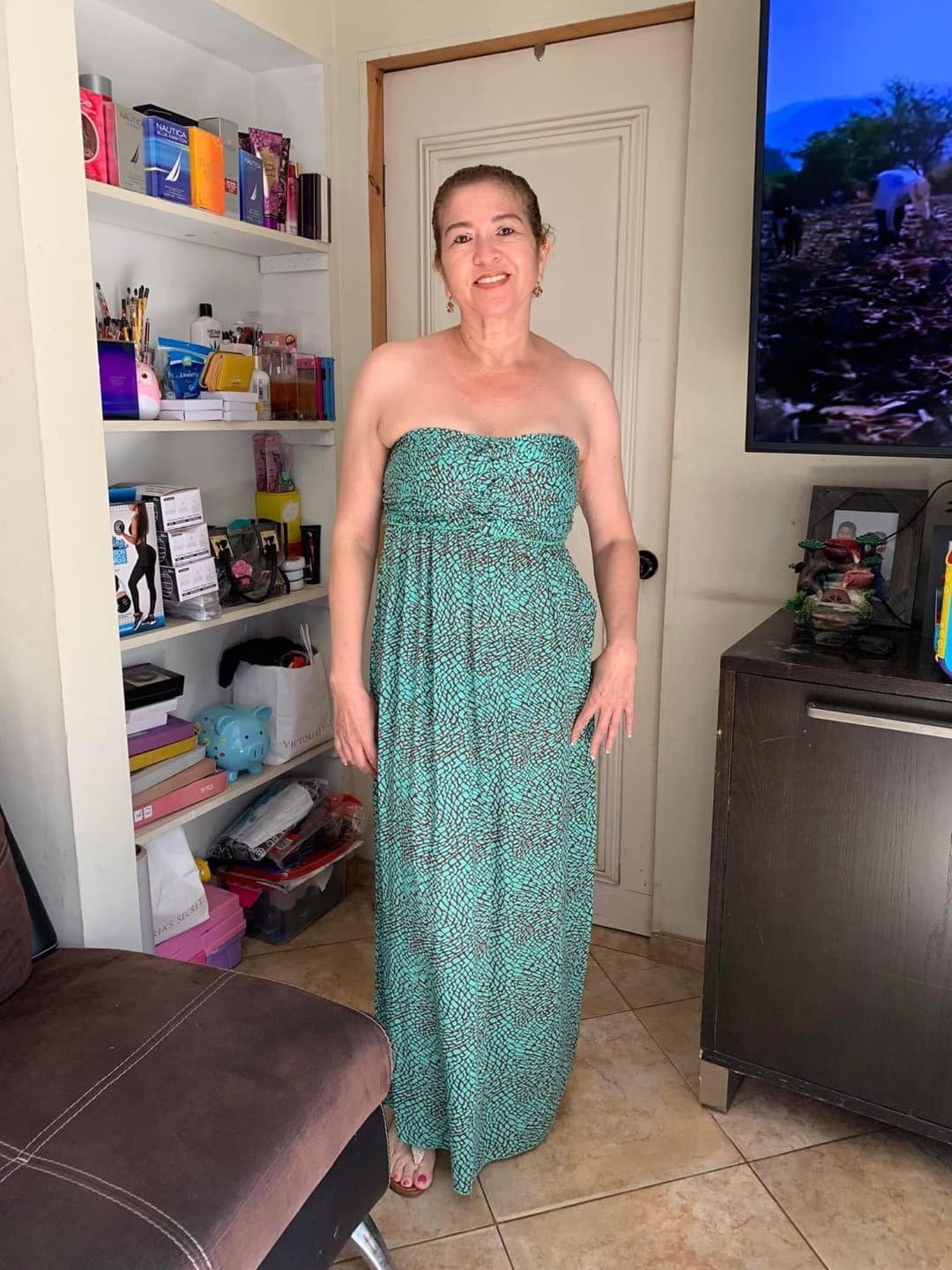 Click to view full size I would still tear this up even tho she a bit old she got big tits and cute toes lowkey