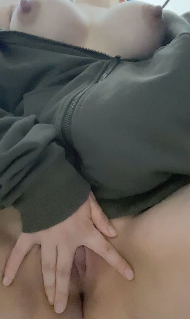 Simone una jovencita culona de 22 años convertida en una zorra web