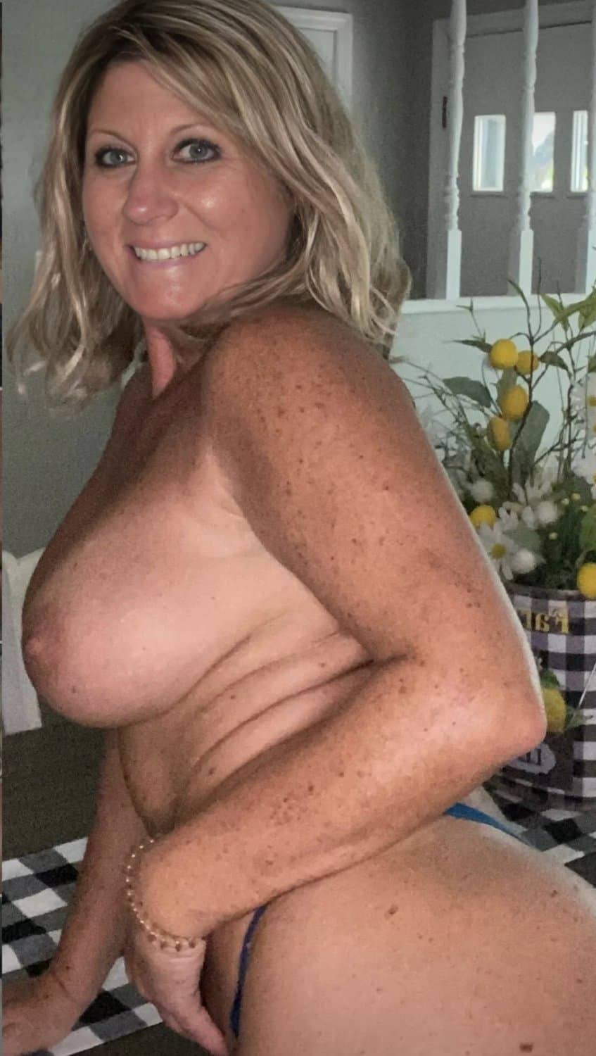 Sexy Tan Freckled Mature Milf Mom