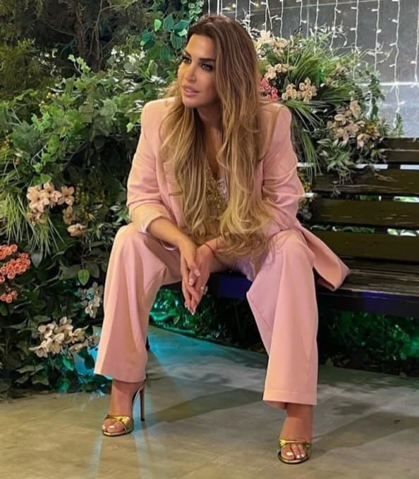 Sexy glamour feet pedicure milf