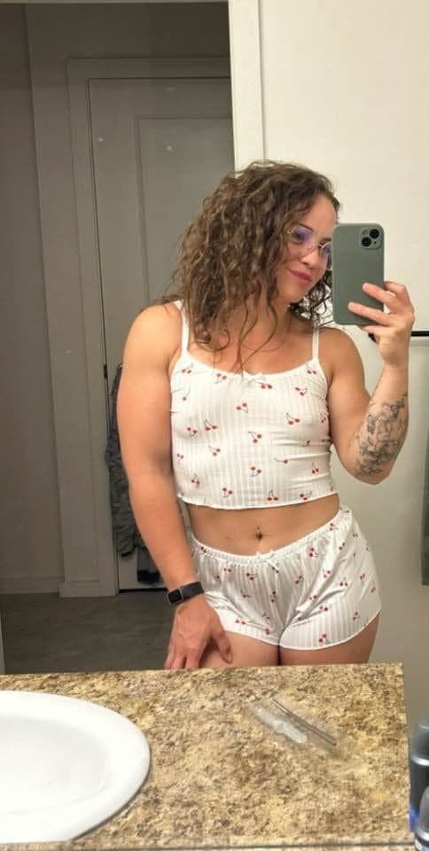 Sexy KIK slut shows off her fit body