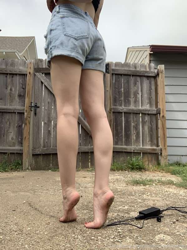 Valeriewhitebby blonde feet soles dirty