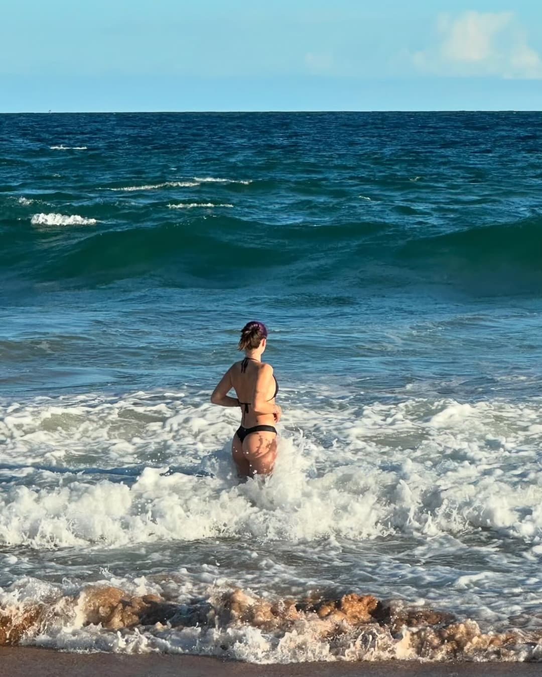 Julia K Barni na praia...Julia a belezza , ta muito gostosa !!!