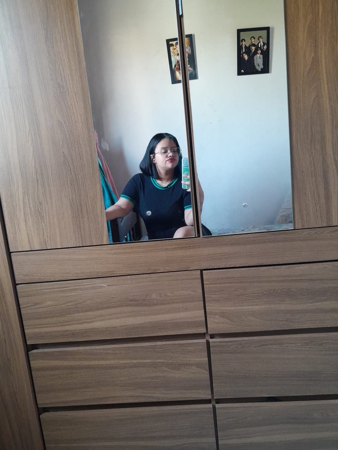 Se escondeu atrás da cama e me mandou vídeo da buceta