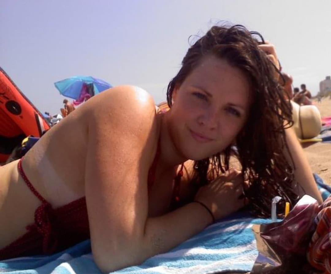 Click to view full size Slut Nurse wants to pull a train LeAkEd