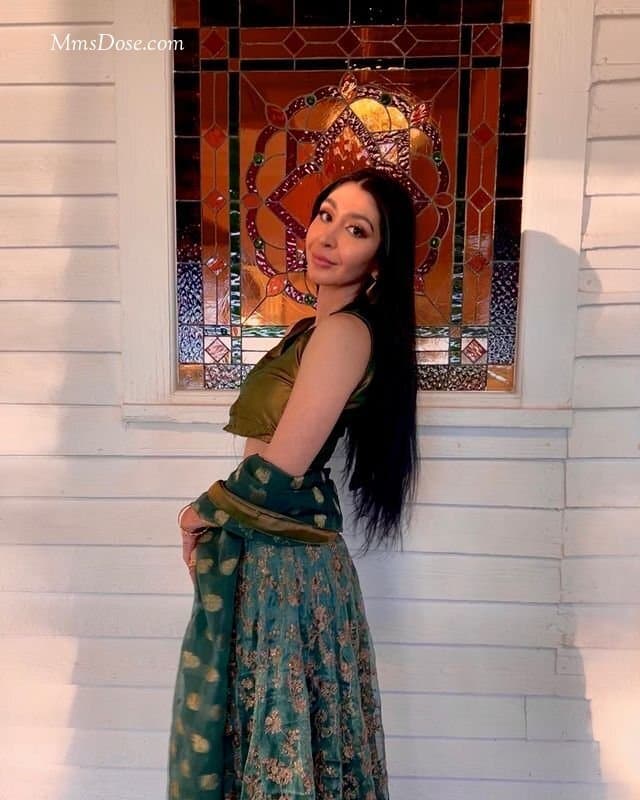 Extremely Hot Sexy Posh Indian Girl Sucking Huge BBC Hookup and Showing Her Perfect Nude Body