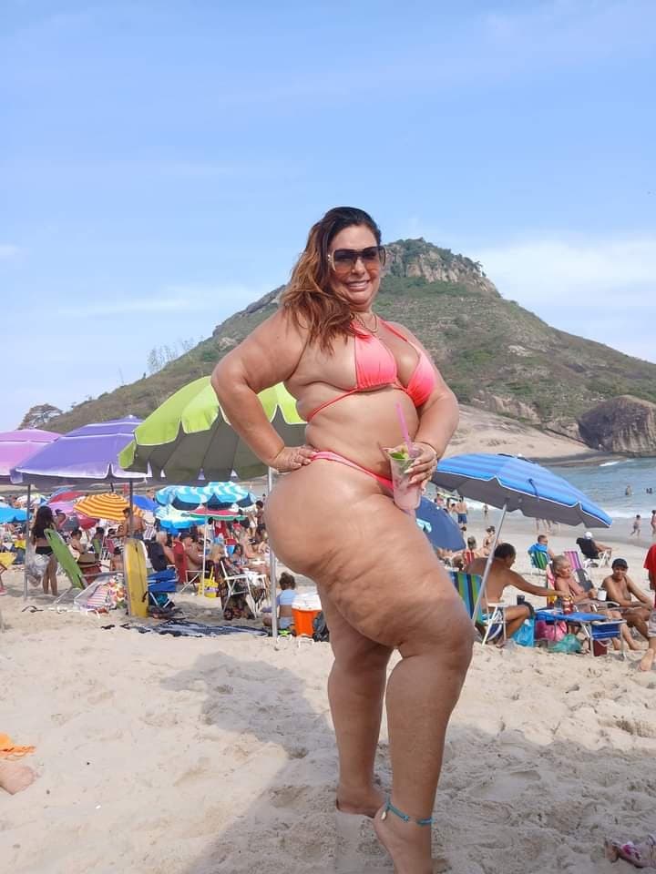 Vi essa coroa rabuda e gamei, adoro assim rabuda e carnuda. Gozei forte pra essa rabuda.