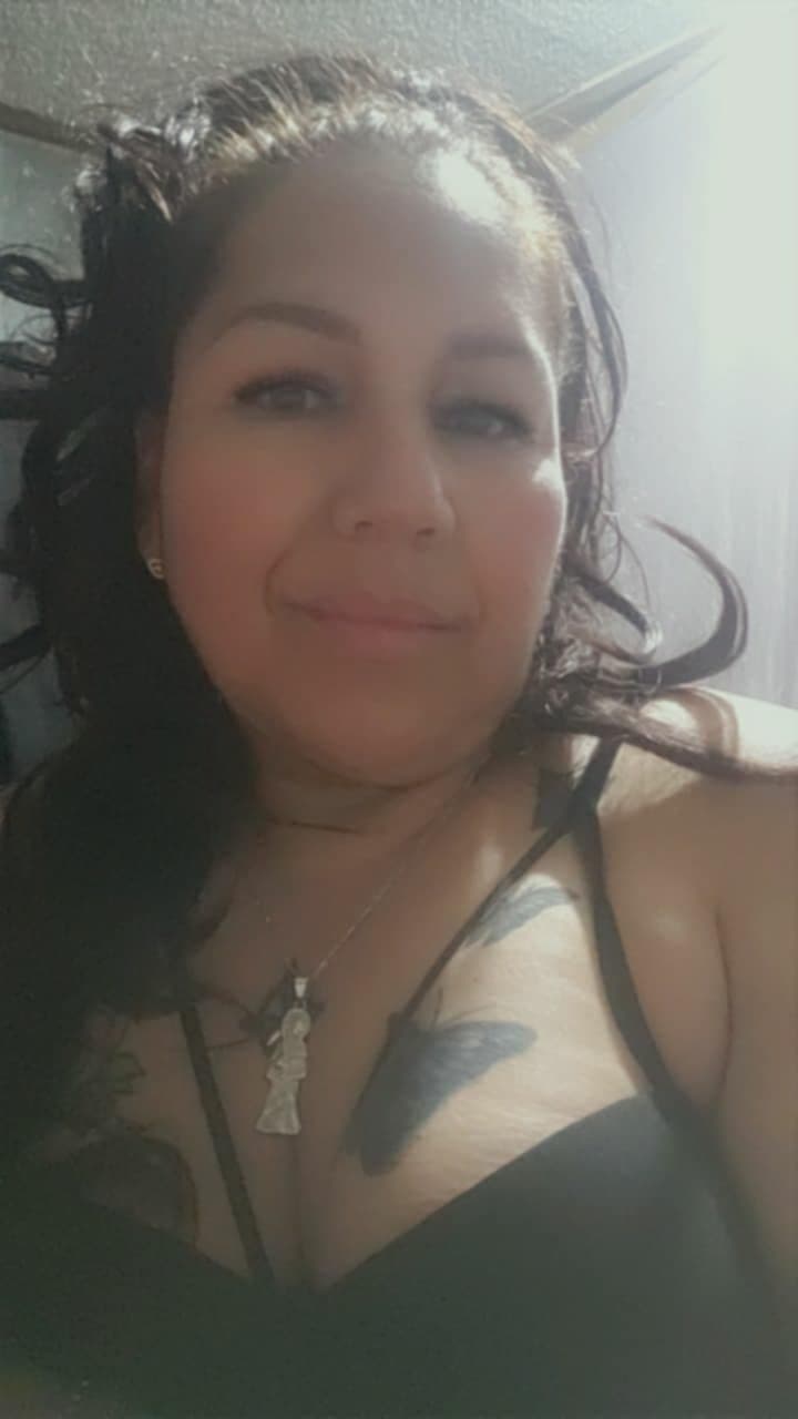 Mi madrastra por andar de puta le destrozaron el culo,el desconocido la obligó a tener anal