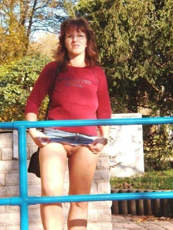 Kerstin ohne Slip unterm Rock -2