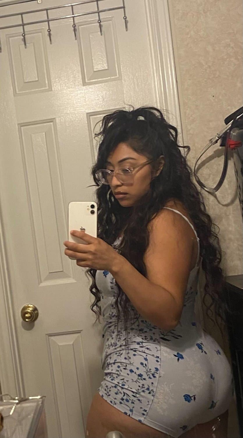 Thicc Latina takes every chance she gets to show off her thicc ass and bit tits