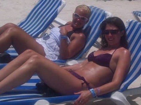 Click to view full size Spying on MILF neighbor walking around with bubble butt