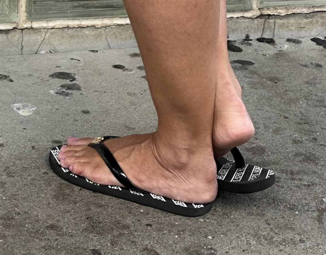 Random HotMoms & Milfs who are Fuckable & there Feet