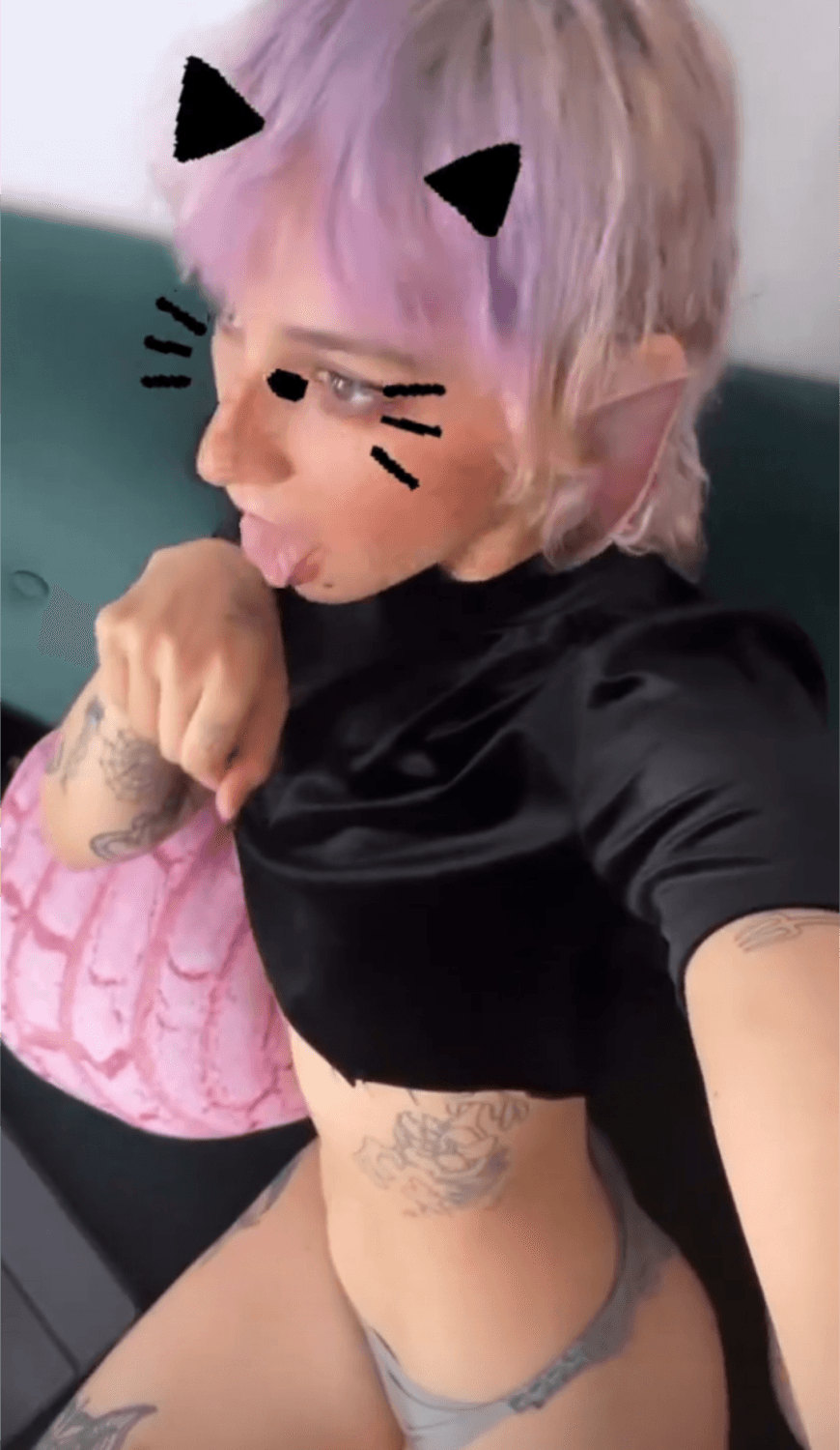 Putita flaquita con culo hermoso y tatuajes, pack filtrado. Gotica culona.