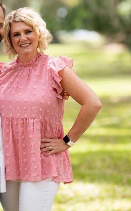 Ashley & Renee flash their tits in the car for a shirt