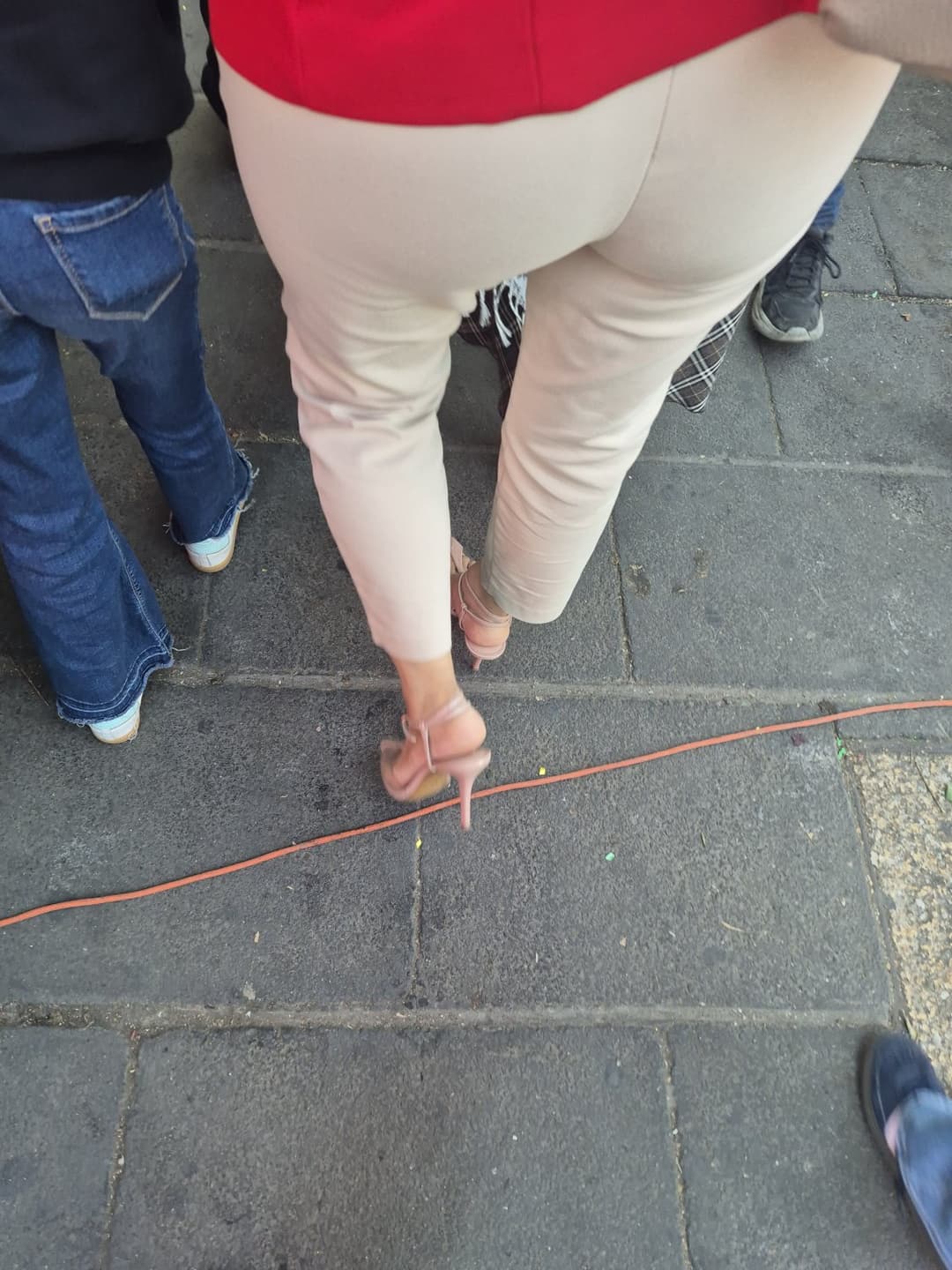 Click to view full size Ricos pies en la calle, strip y de mas