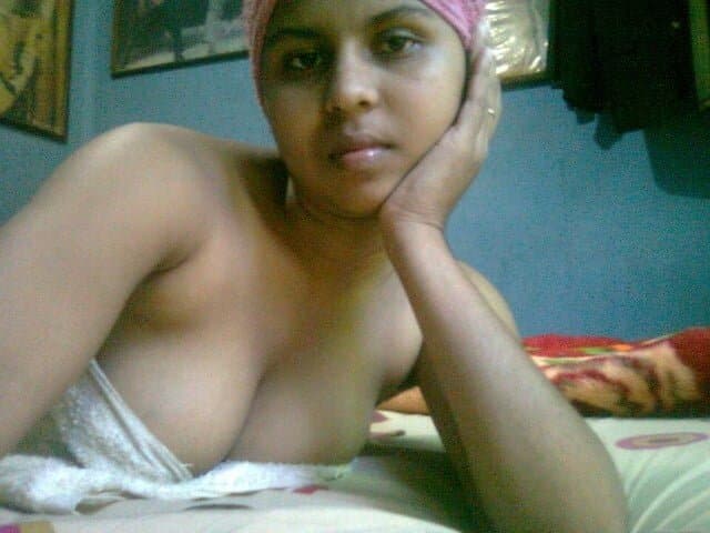 Sri Lankan sexy girl loves to show her sexy body