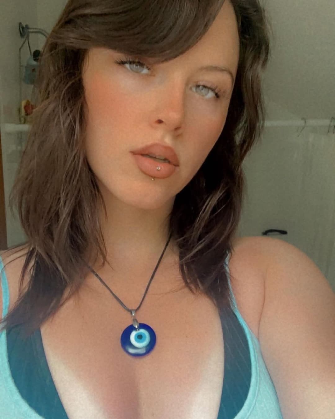 Little sis has a slutty older sis role model