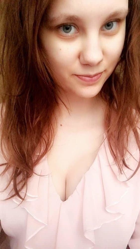 Cute foreigner Karolinka and her bangin natural curves! ?