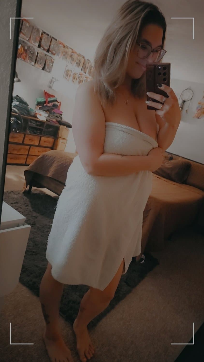 Cute Illinois girl with glasses