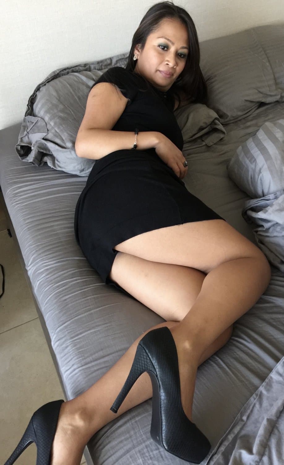 EXTREMELY HOT BEAUTIFUL NRI BUSTY MILF GIVING SENSUAL DEEP BLOWJOB SUCKING BALLS