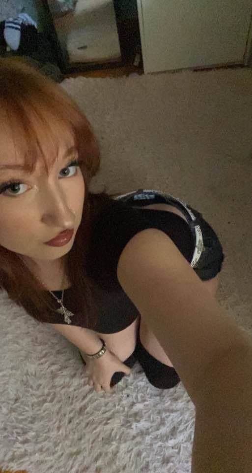 Click to view full size Slutty red head loves showing off her perfect ass