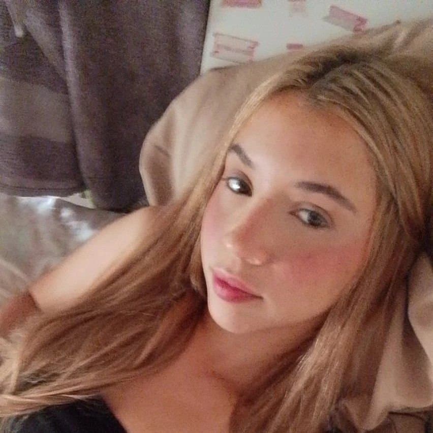 Loirinha vazada dando e gemendo alto pra traficante