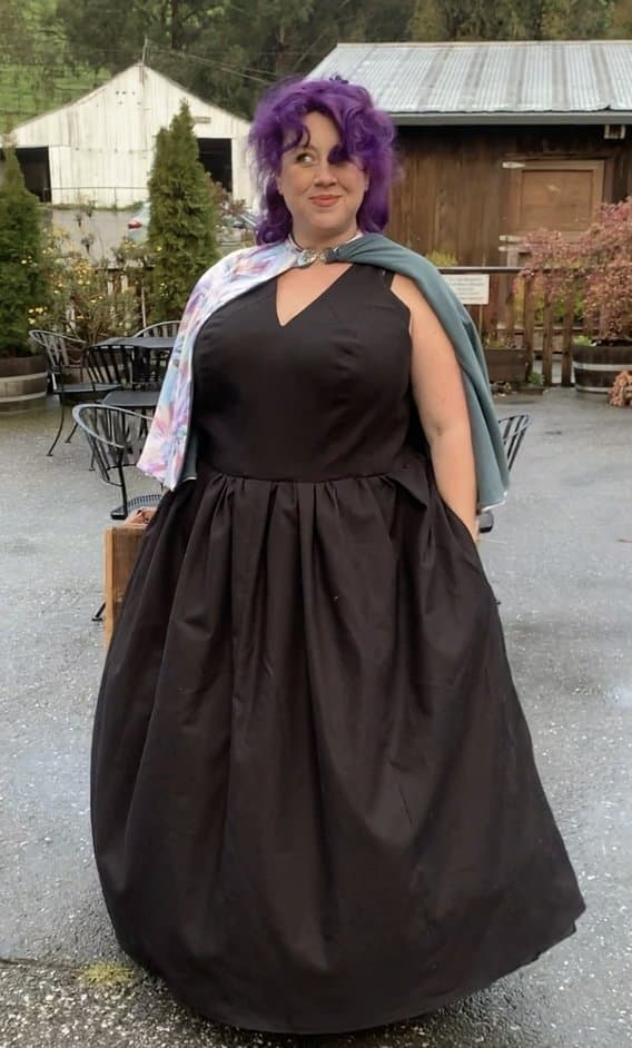 Drunk chick gives a sleazy flash of her pierced titties at Mardi Gras