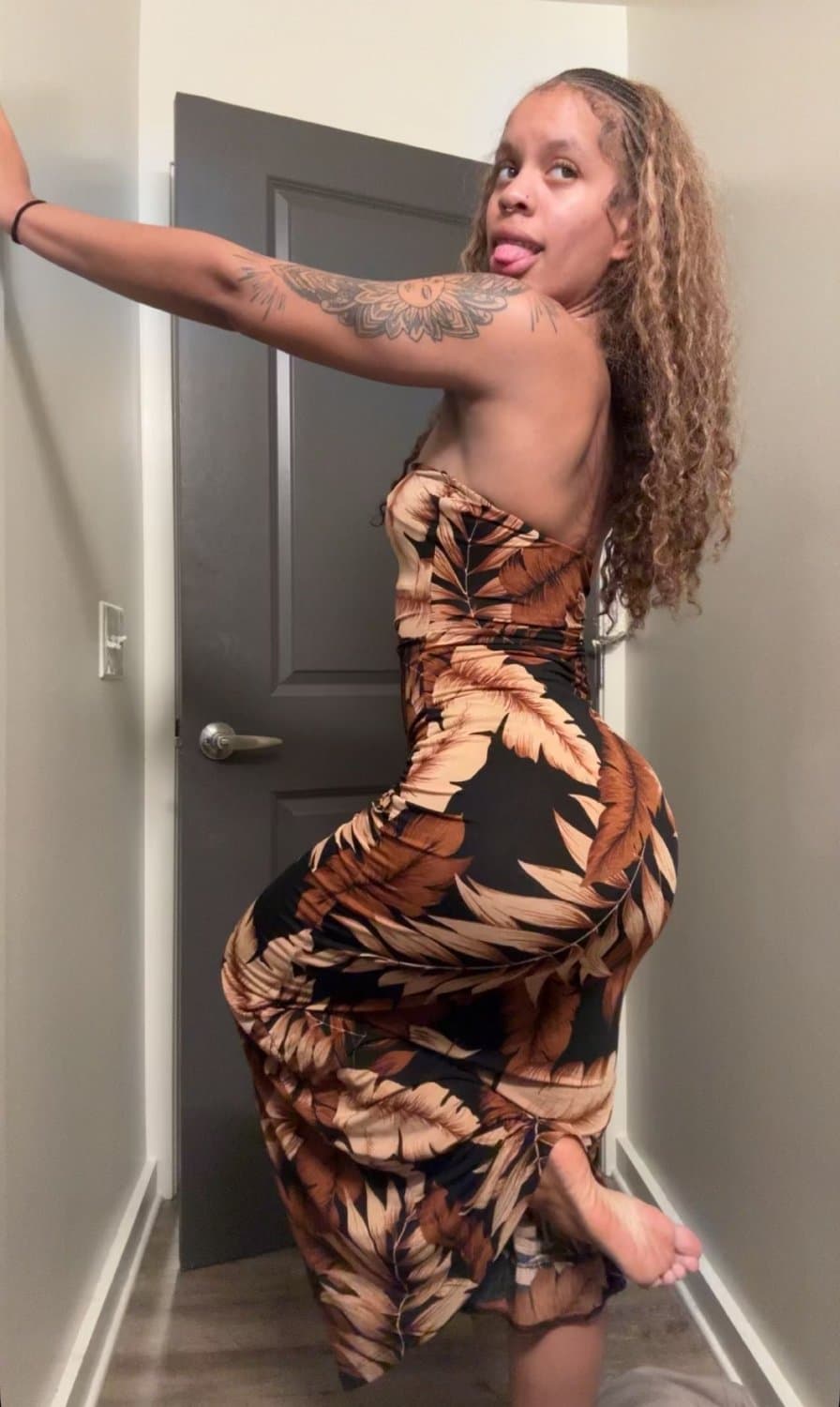 tahti shaking her little bubble booty in tight dress