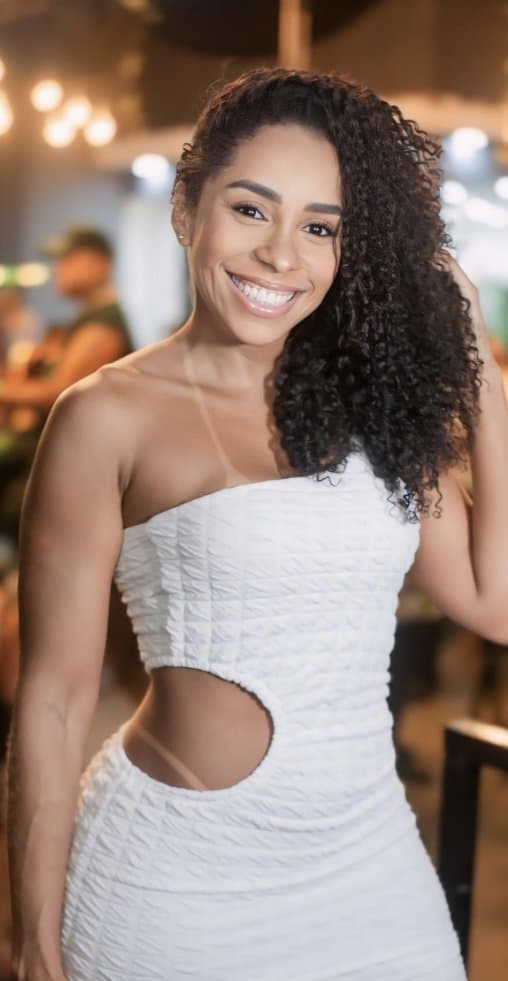 Mulata gostosa manicure do Mc Poze do Rodo