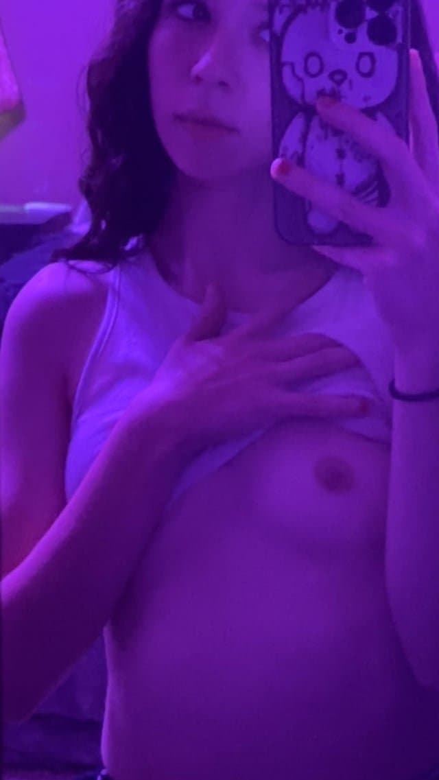 Click to view full size amateur type selfies pt 1