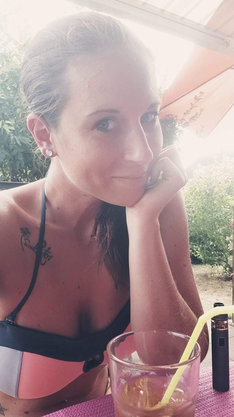 Julia die kleine Milfschlampe macht gerne jeden Schwanz hart