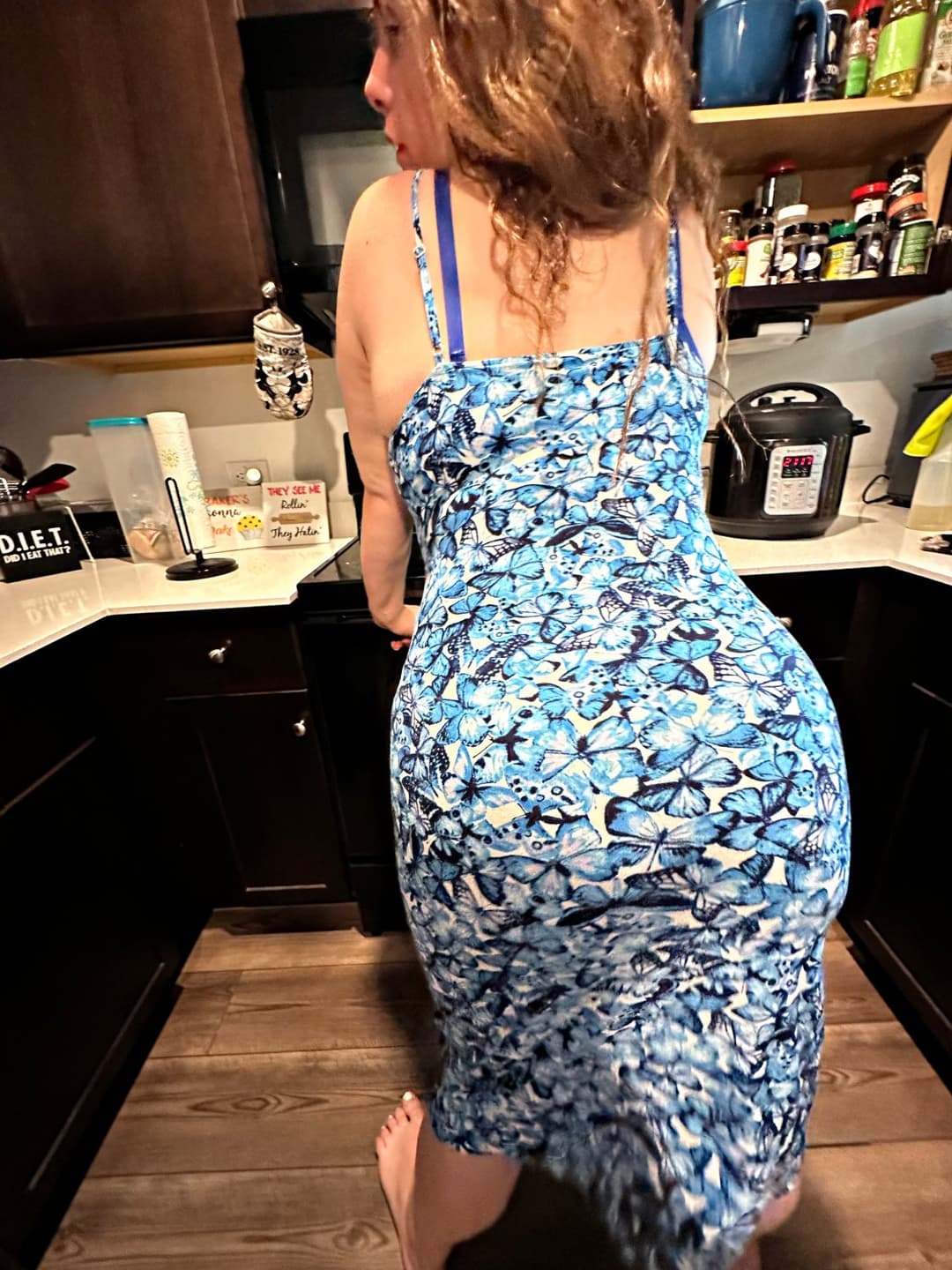 Click to view full size CAUGHT CREEPSHOTS Friends Fat ass Pawg mom catches you and lets you eat her ass and anal fuck slut