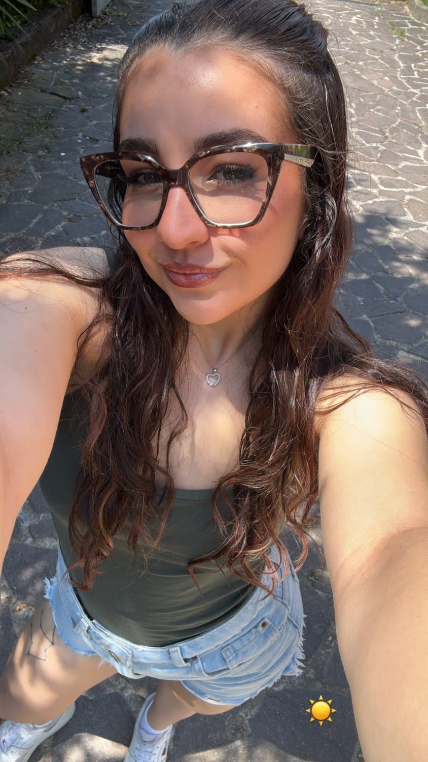 Vicky 23,looking for guys Who can cum/fuck tribute my faces Pics,pls dm if u can do that,love facial