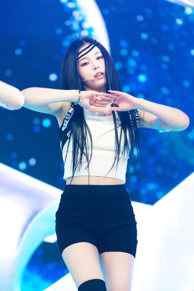 Kyujin nmixx her armpits should be covered in cum