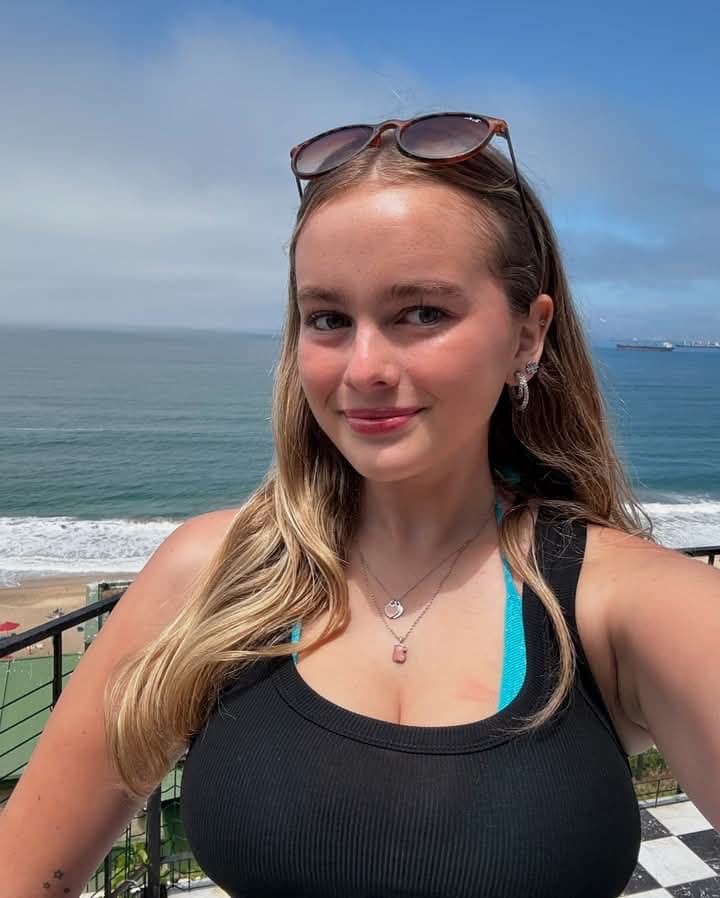 La puta tetona de Giulia, esta recien desbloqueada con 18?lista para recibir una cogida brutal