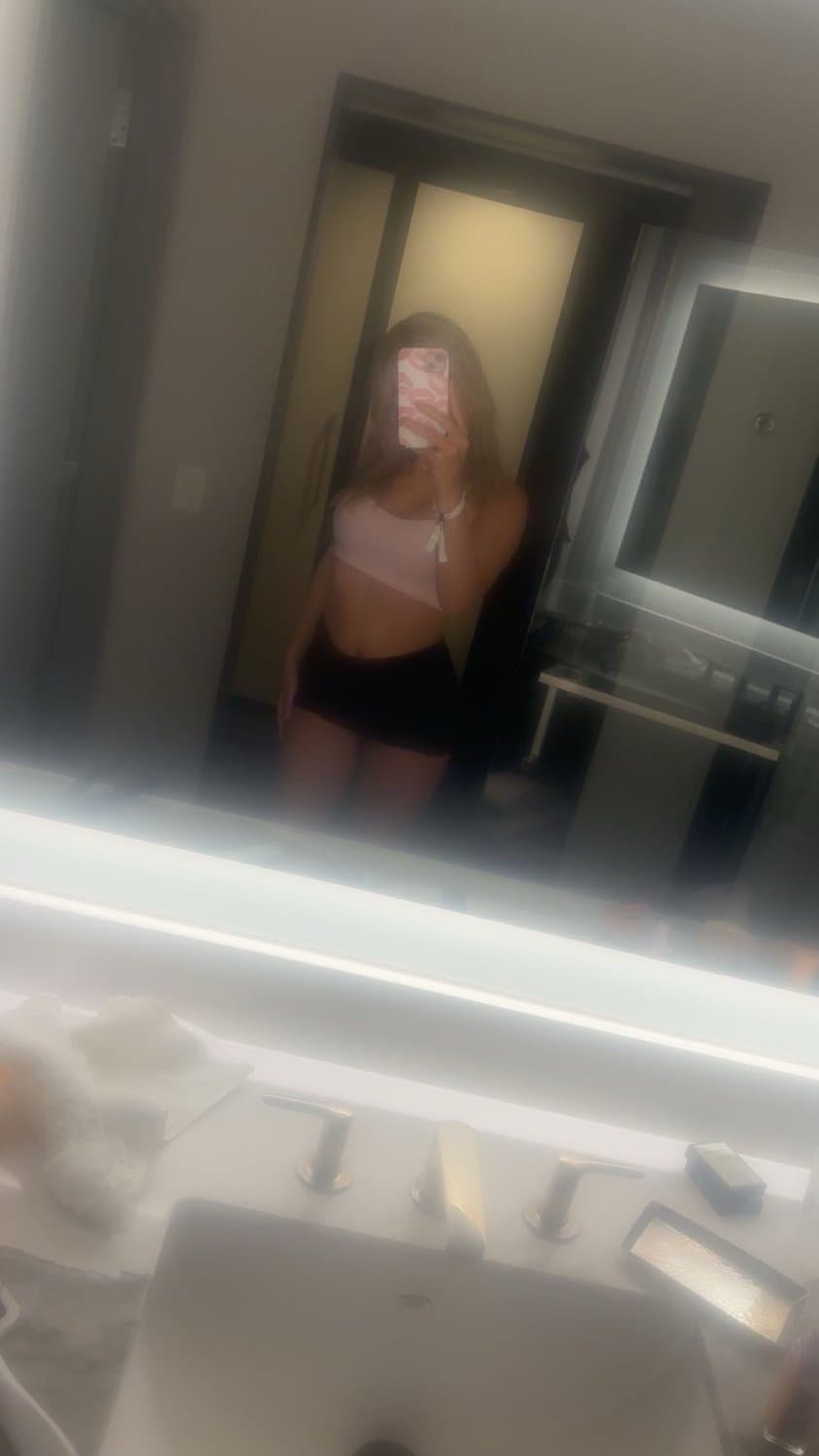 Dm to trade pics of a celeb of my choice for pics of my sister