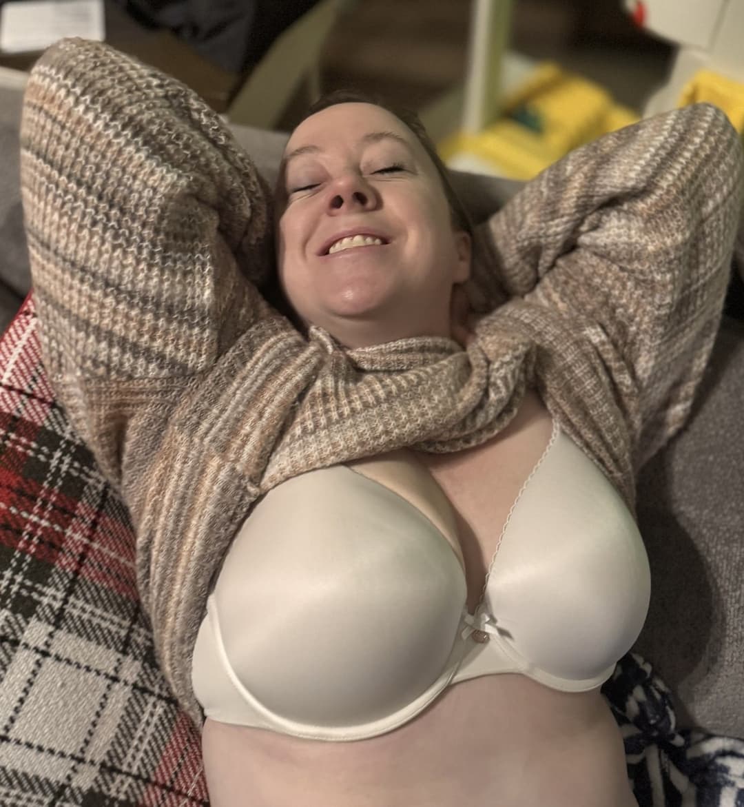 Teachers current and past hs students deserve to see teachers big tits and tight pussy