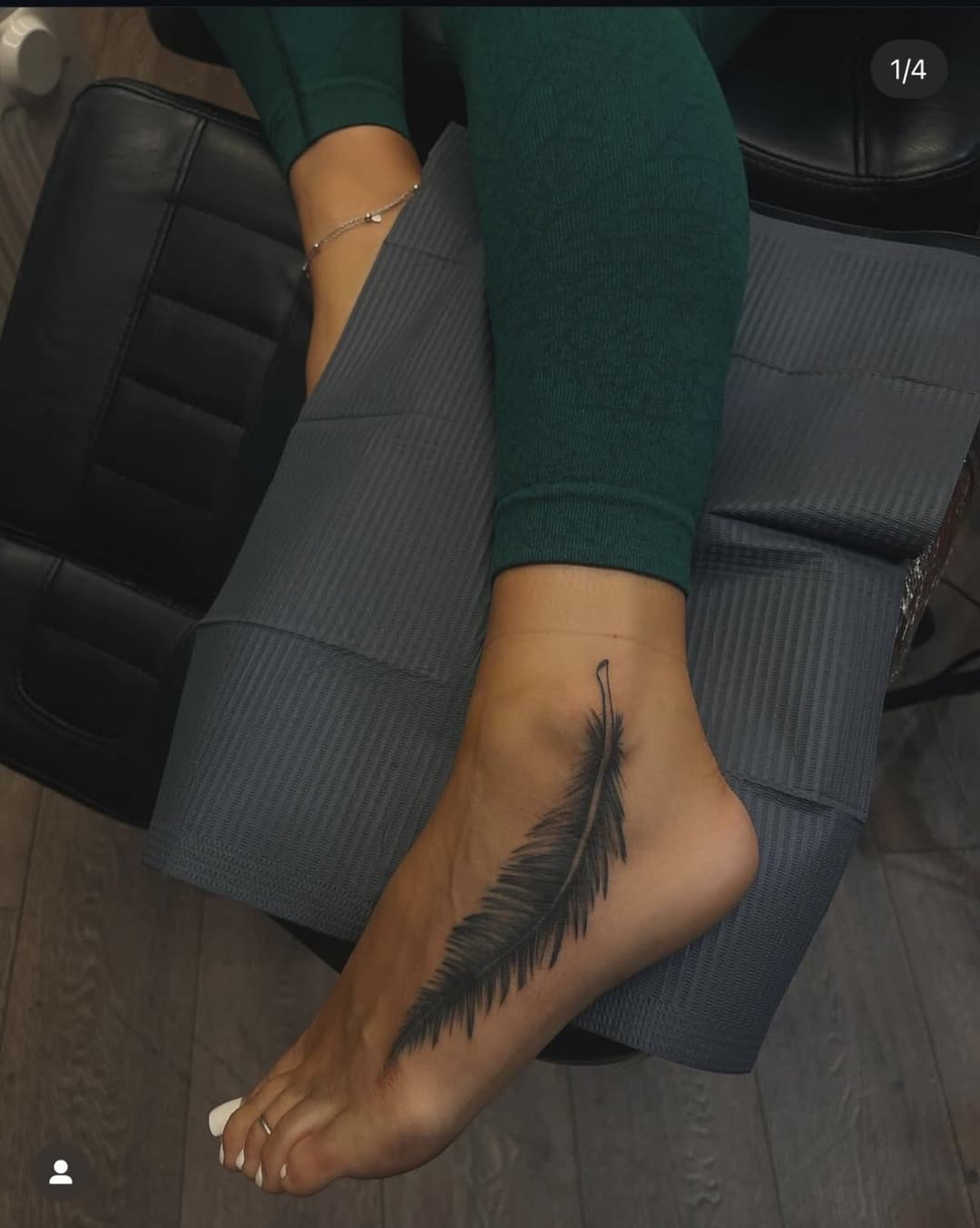 Becky Louisa’s sexy soles and arches ???
