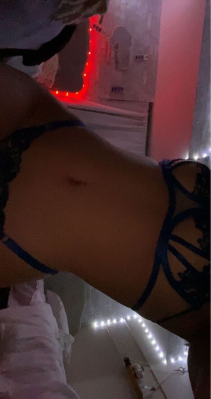 Fit teen shows sexy body