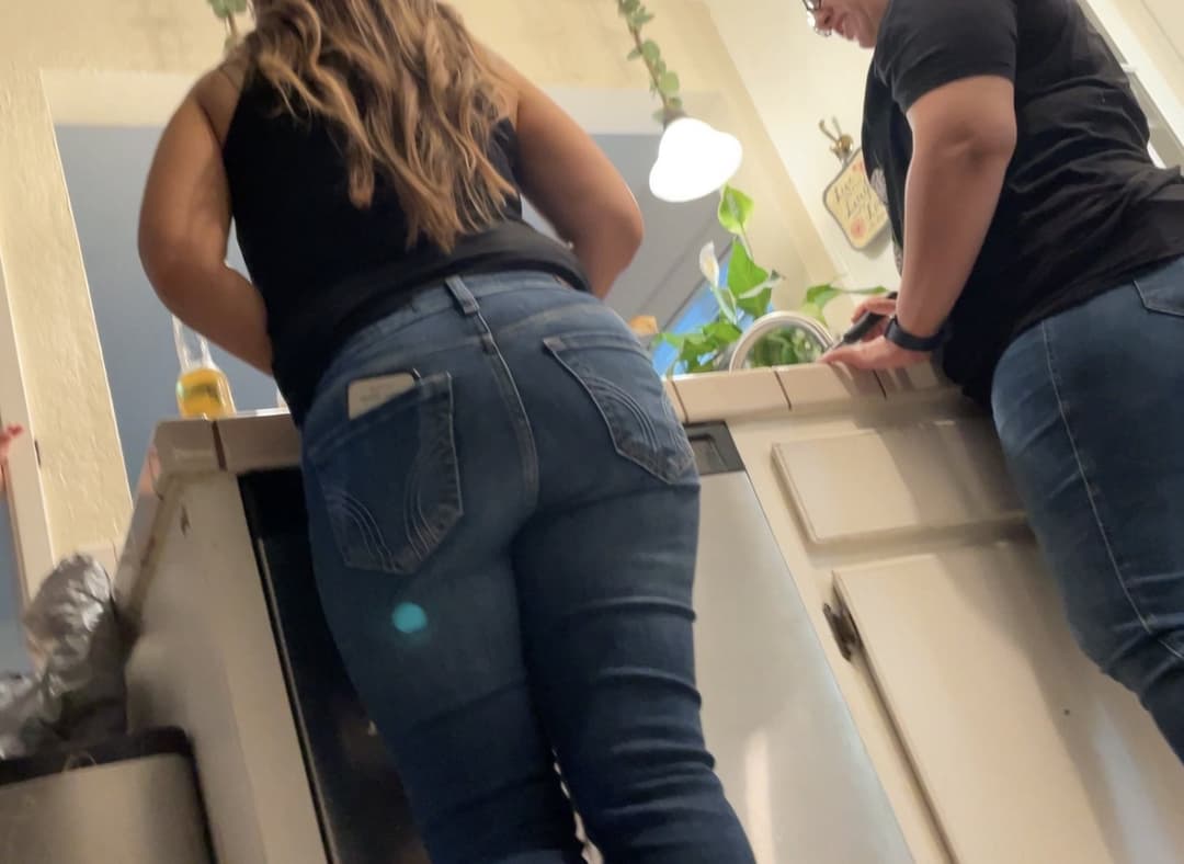 My moms stacked ass in jeans (FAMILY SERIES)