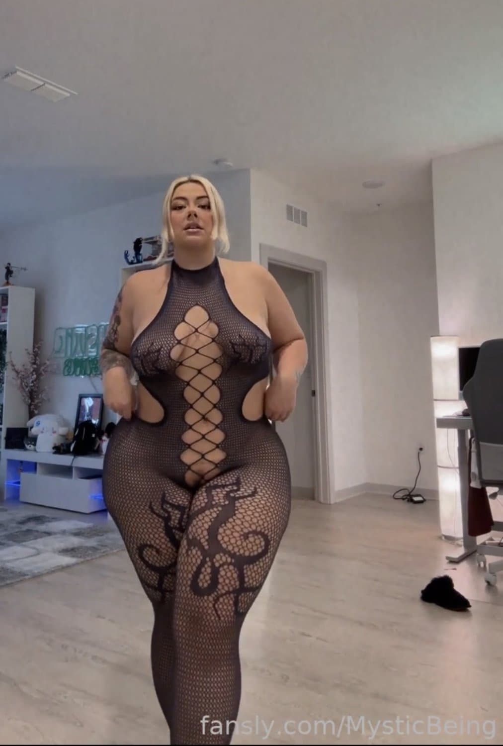 Click to view full size I just wanna rope those tight clothes from here and cream pie her