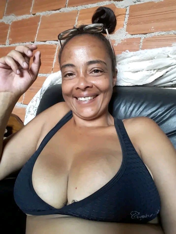 Coroa safada olha os peitos grandes e gostosos safada pra Crl