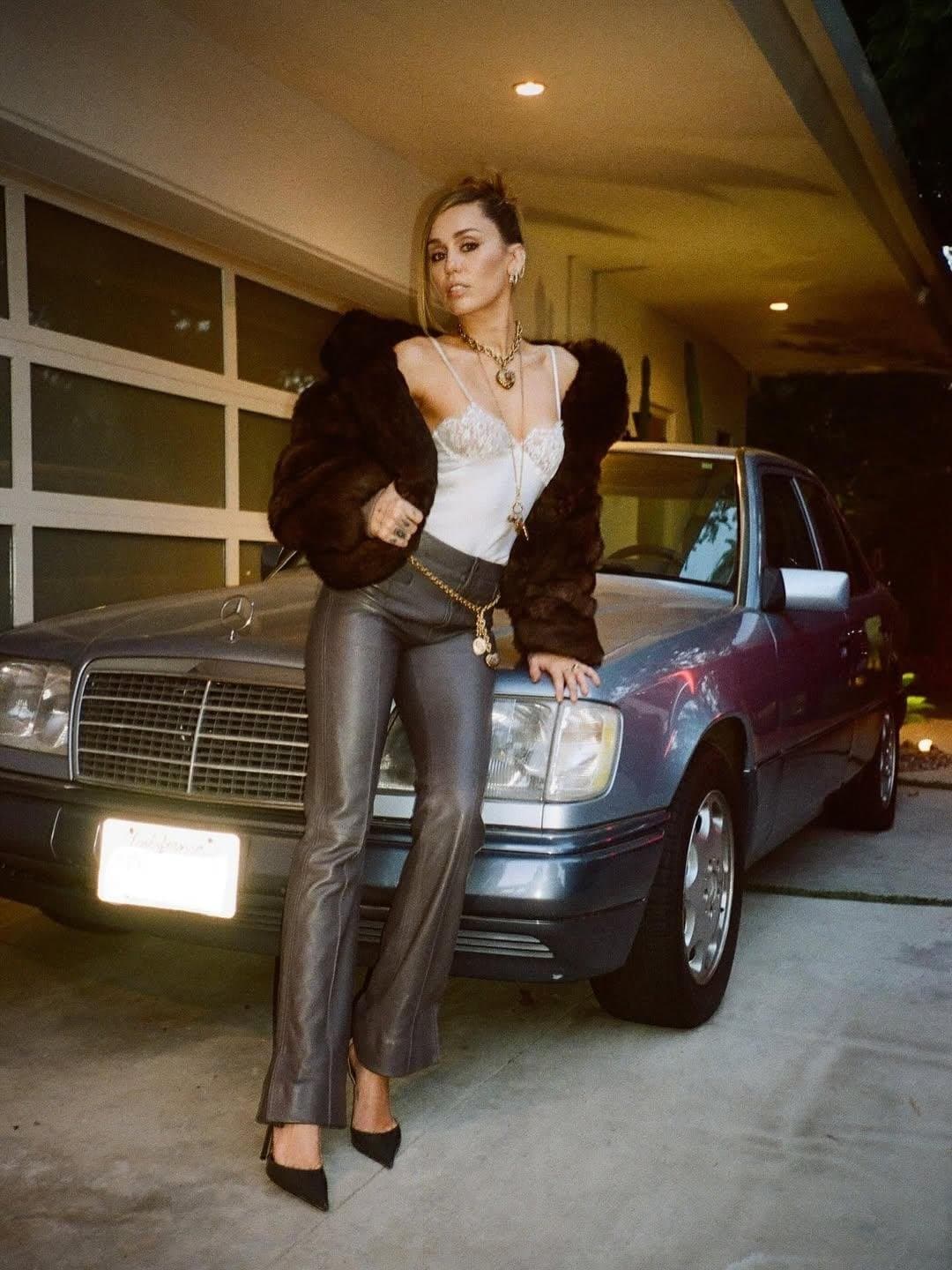 Miley Syrus a beauty , new pretty photos...Miley very sexy !!!