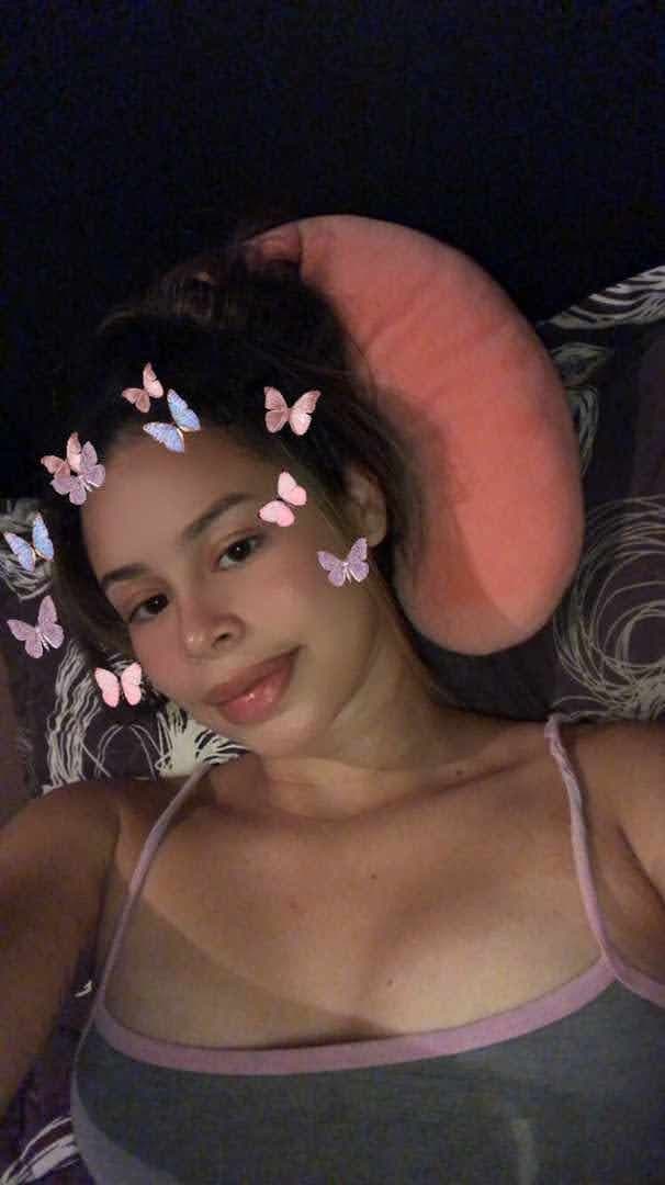 Fresia es una putita de 20 años con uno labios carnosos y le mama la verga a su abuelo?