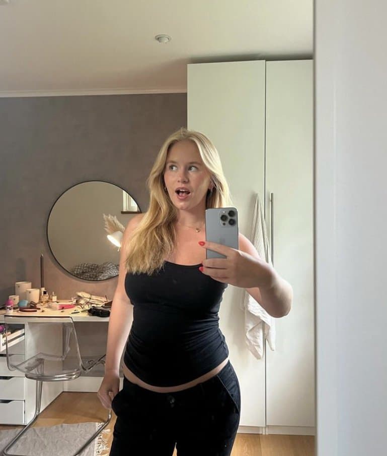 Swedish bitch Alva showing of her cleavage from her massive tits