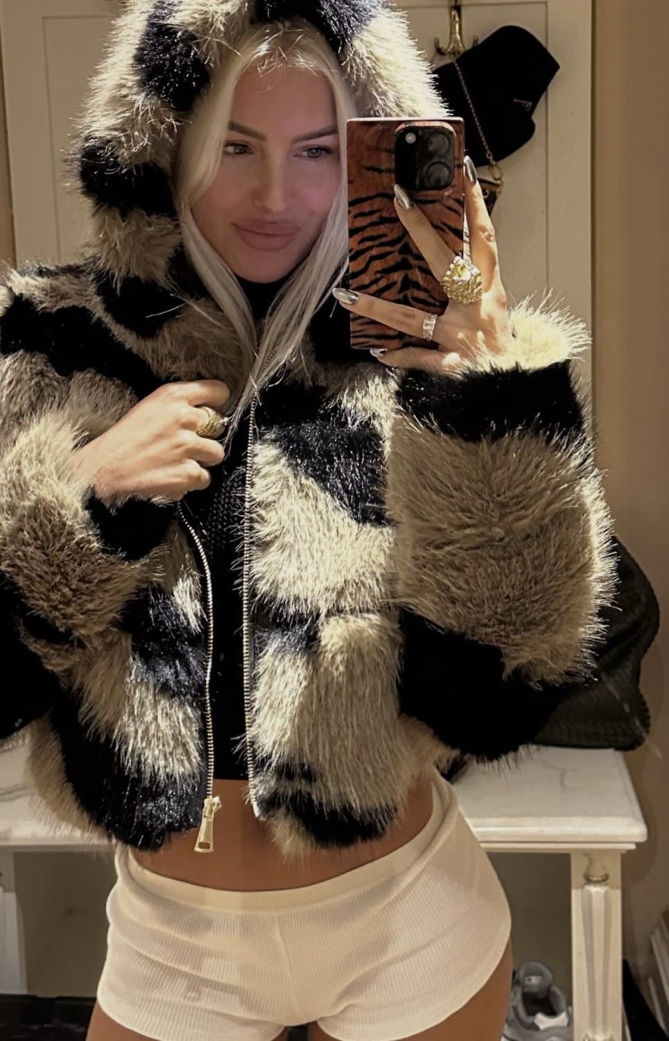 Innocent Blonde bombshell Caroline in desperate need of a cock