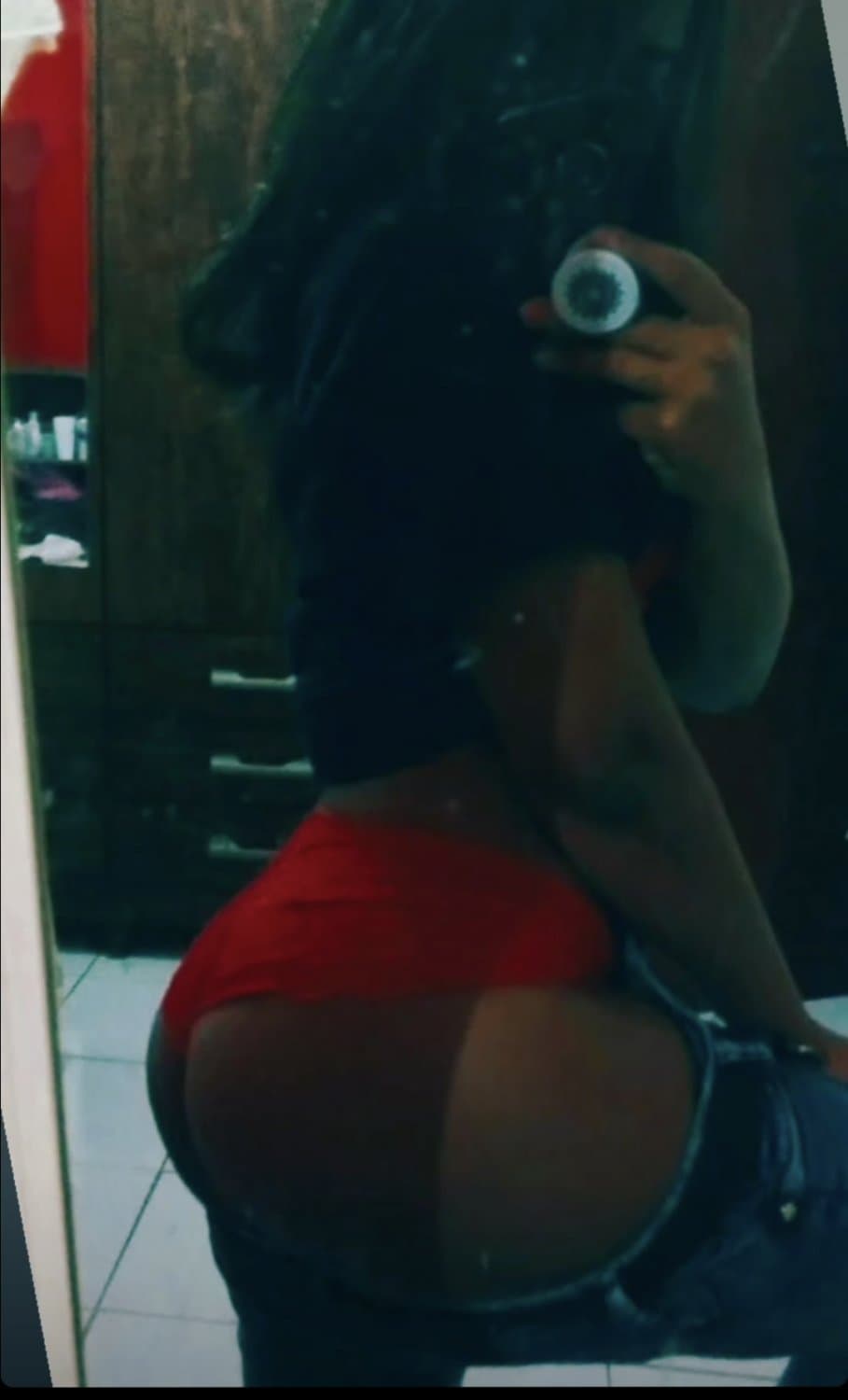 Preta linda de Eng.pesca ama exibir o rabão?