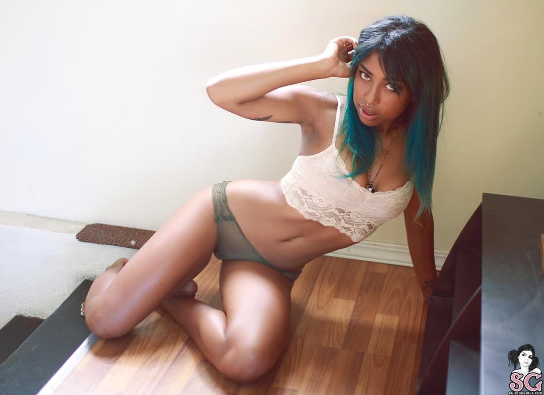 Suicidegirls-Milloux-fragile begins