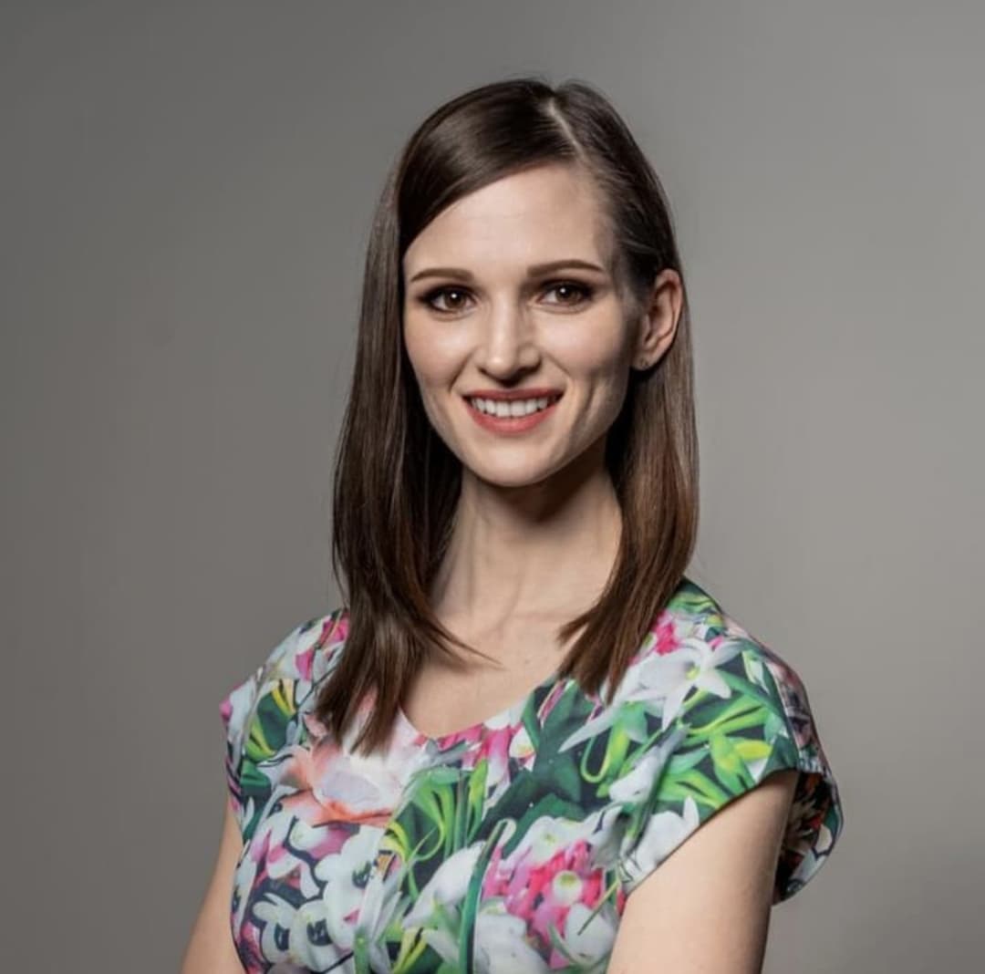 Anybody recognize this busty Mardi Gras flasher? ?