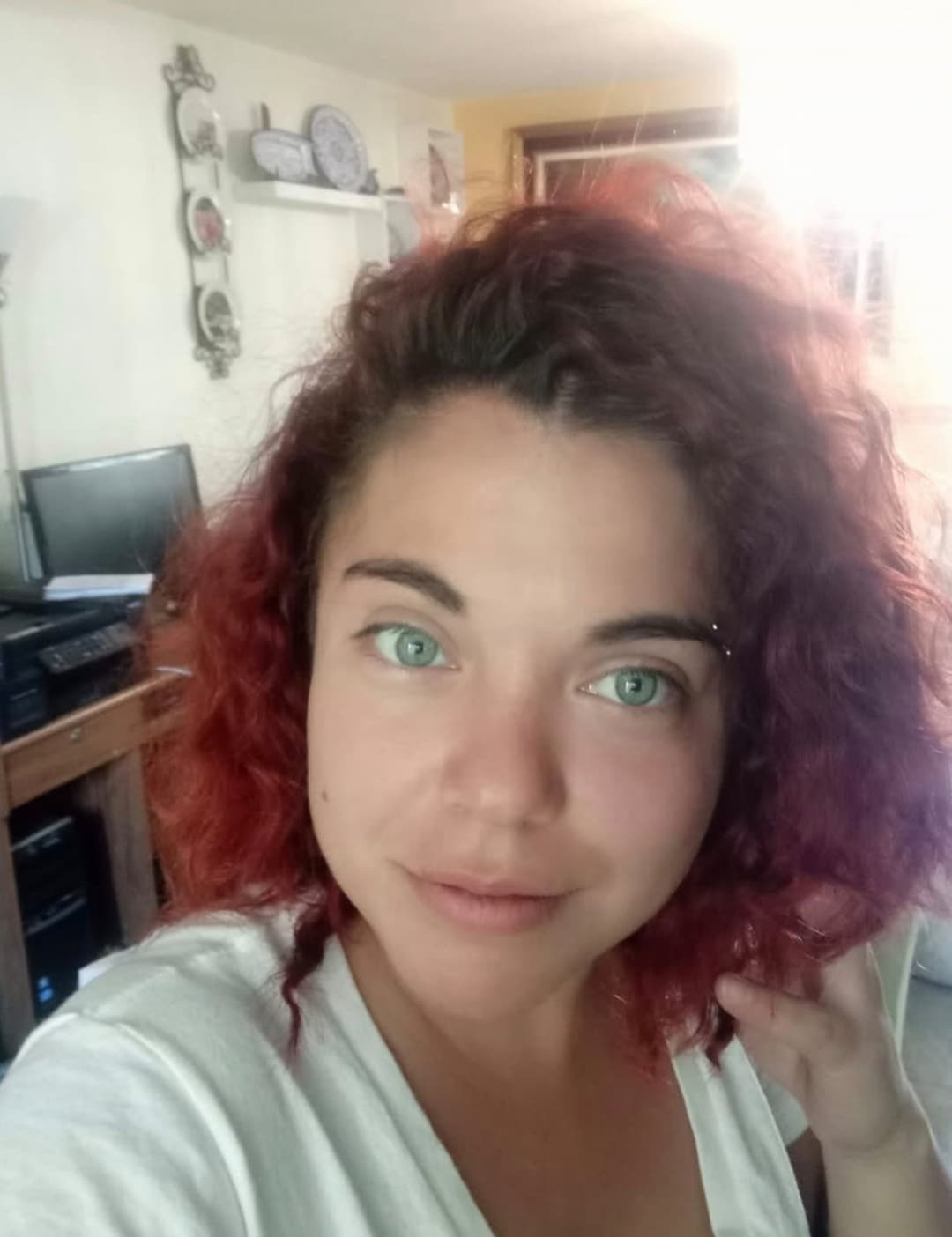 Madre ninfomana de ojos azules prefiere coger con vergon que atender a su bendi mientras chinga